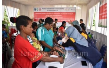 Warga sedang menjalani pemeriksaan kesehatan pada kegiatan PPM Bidang﻿ Kesehatan yang dilakukan SKK Migas - Petrogas﻿ (Island﻿) Ltd bersama dengan Dinkes Kabupaten Sorong di Distrik Salawati Selatan