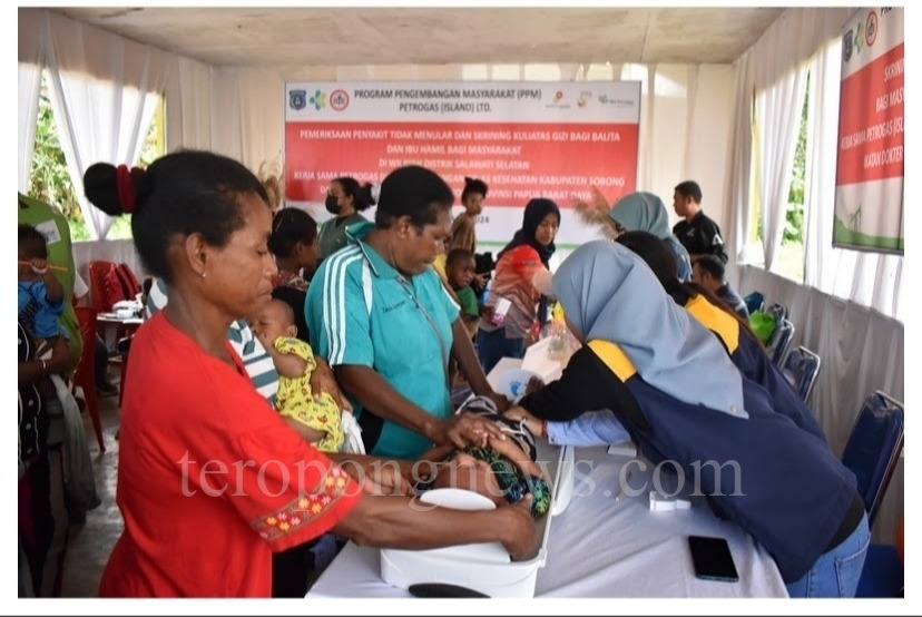 Warga sedang menjalani pemeriksaan kesehatan pada kegiatan PPM Bidang﻿ Kesehatan yang dilakukan SKK Migas - Petrogas﻿ (Island﻿) Ltd bersama dengan Dinkes Kabupaten Sorong di Distrik Salawati Selatan