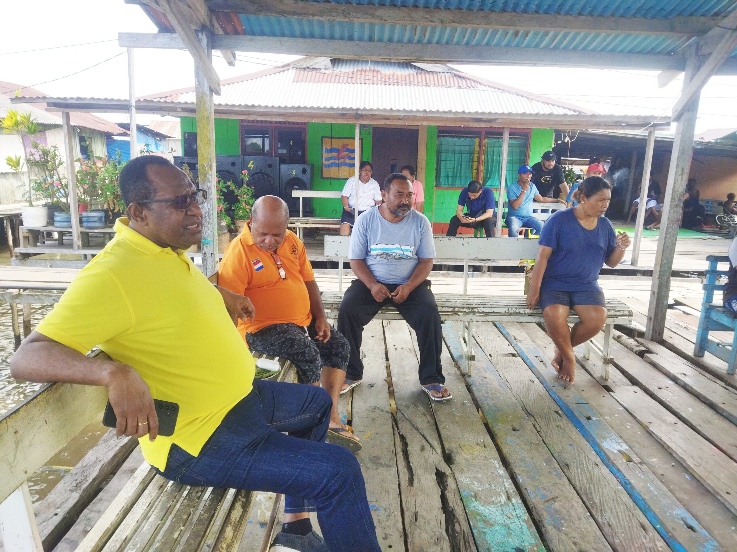 Wasekjen DPP Partai Golkar, Bernard Sagrim sedang berbincang santai bersama warga Rumberlab Rufei Kota Sorong, Sabtu (13/4/2024)