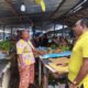 Salah satu mama pedagang Papua di Pasar Moderen Rufei bilang sudah harga mati buat Bernard Sagrim untuk jadi Gubernur Papua Barat Daya saat disapa Bernard Sagrim di tempat jualannya, Sabtu (13/4/2024)