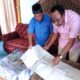 Raja Salawati - Waigeo sekaligus Ketua LMA Klanafat , Abah Hery Arfan sedang menunjukkan silsilah keturunan Raja Arfan kepada Wasekjen DPP Partai Golkar, Bernard Sagrim di Rumah Raja, Minggu (14/4/2024)