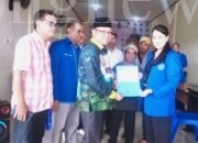 Bakal calon Walikota Sorong, Ferdinand Risamasu menyerahkan berkas kepada Ketua Tim Penjaringan DPD PAN Kota Sorong, Lusiana Safutri di Sekretariat DPD PAN Kota Sorong, Sabtu (27/4/2024)