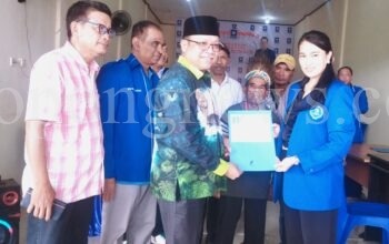 Bakal calon Walikota Sorong, Ferdinand Risamasu menyerahkan berkas kepada Ketua Tim Penjaringan DPD PAN Kota Sorong, Lusiana Safutri