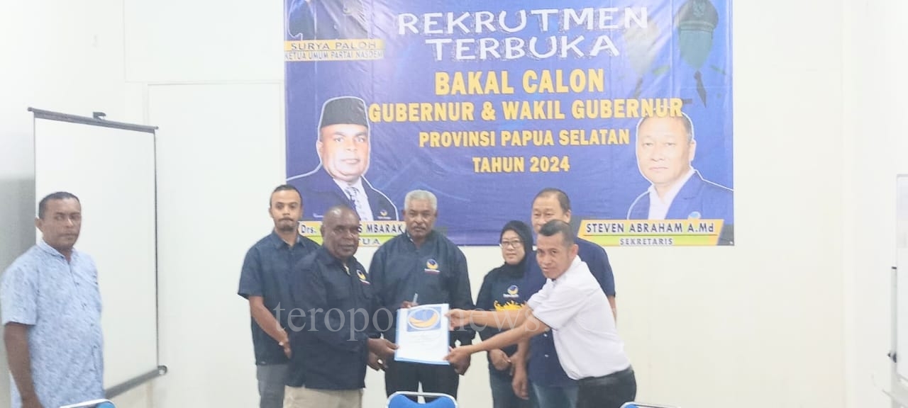 Pengembalian dokumen formulir pendfataran di DPW Partai NasDem Papua Selatan
