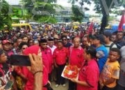 Bacalon Walikota Sorong, Abner Jitmau diantar massa dan simpatisan pendukung mendaftar ke DPC PDI Perjuangan, Rabu (1/5/2024)