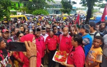 Bacalon Walikota Sorong, Abner Jitmau diantar massa dan simpatisan pendukung mendaftar ke DPC PDI Perjuangan, Rabu (1/5/2024)