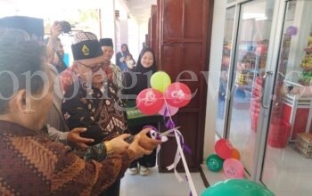 Ketua PW Muhammadiyah PBD, H. Mungawan ditemani oleh Rektor Unimuda Sorong, H. Rustamadji menggunting pita tanda mulai dibukanya pelayanan MarketMU, Sabtu (4/5/2024)