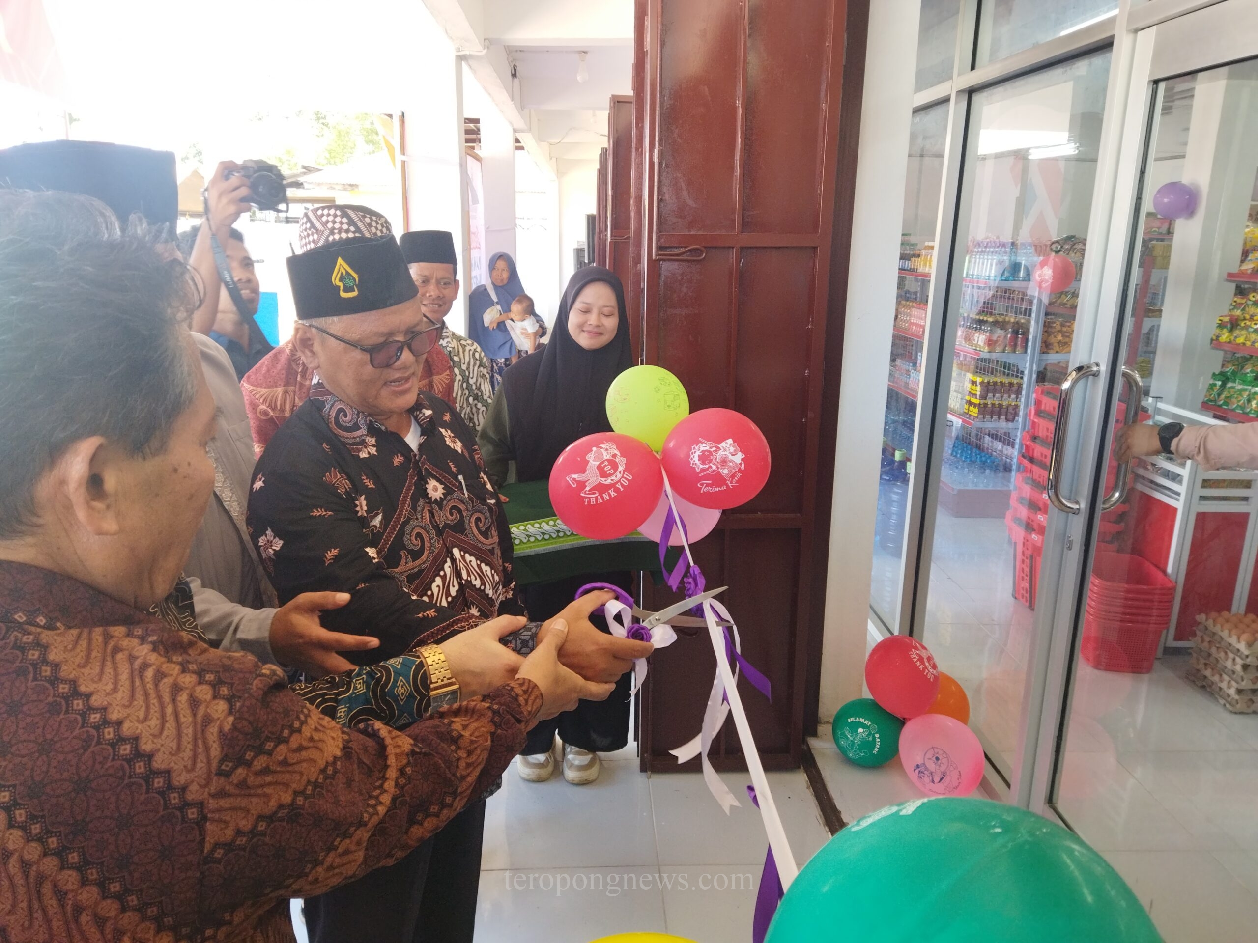 Ketua PW Muhammadiyah PBD, H. Mungawan ditemani oleh Rektor Unimuda Sorong, H. Rustamadji menggunting pita tanda mulai dibukanya pelayanan MarketMU, Sabtu (4/5/2024)