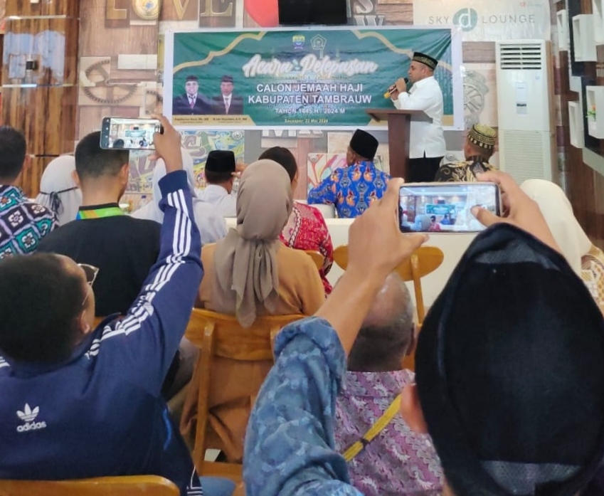 Pj Bupati Tambrauw sedang memberikan sambutan pada acara pelepasan Calon Jamaah Haji Tambrauw, Rabu (22/5/2024)