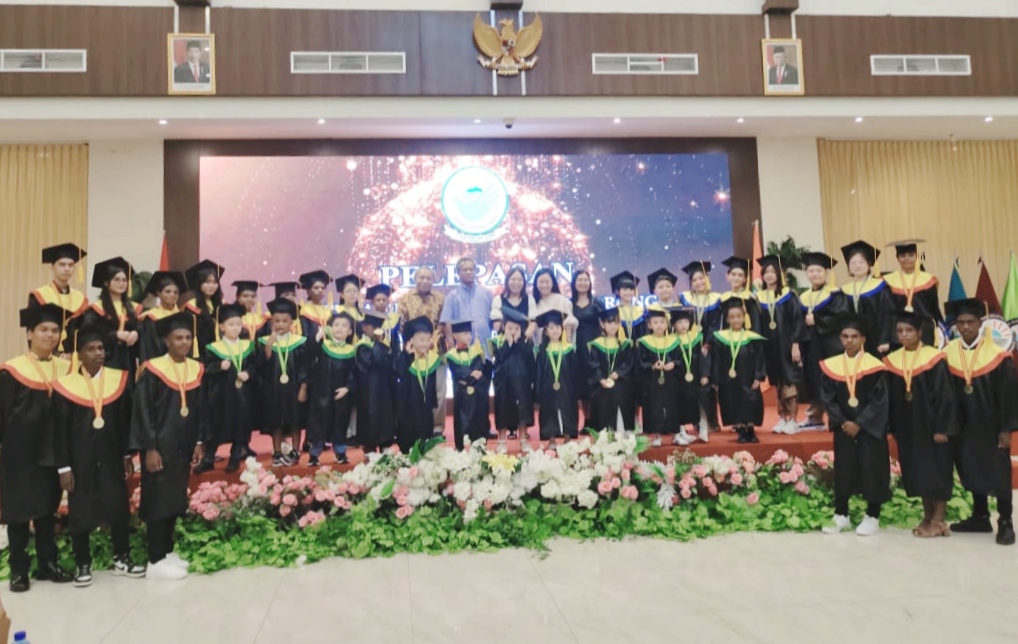 Foto bersama lulusan Shine School Sorong bertajuk Graduation Class Of tahun Ajaran 2023/2024 di Rylich Panorama Hotel Kota Sorong, Sabtu (25/5/2024)