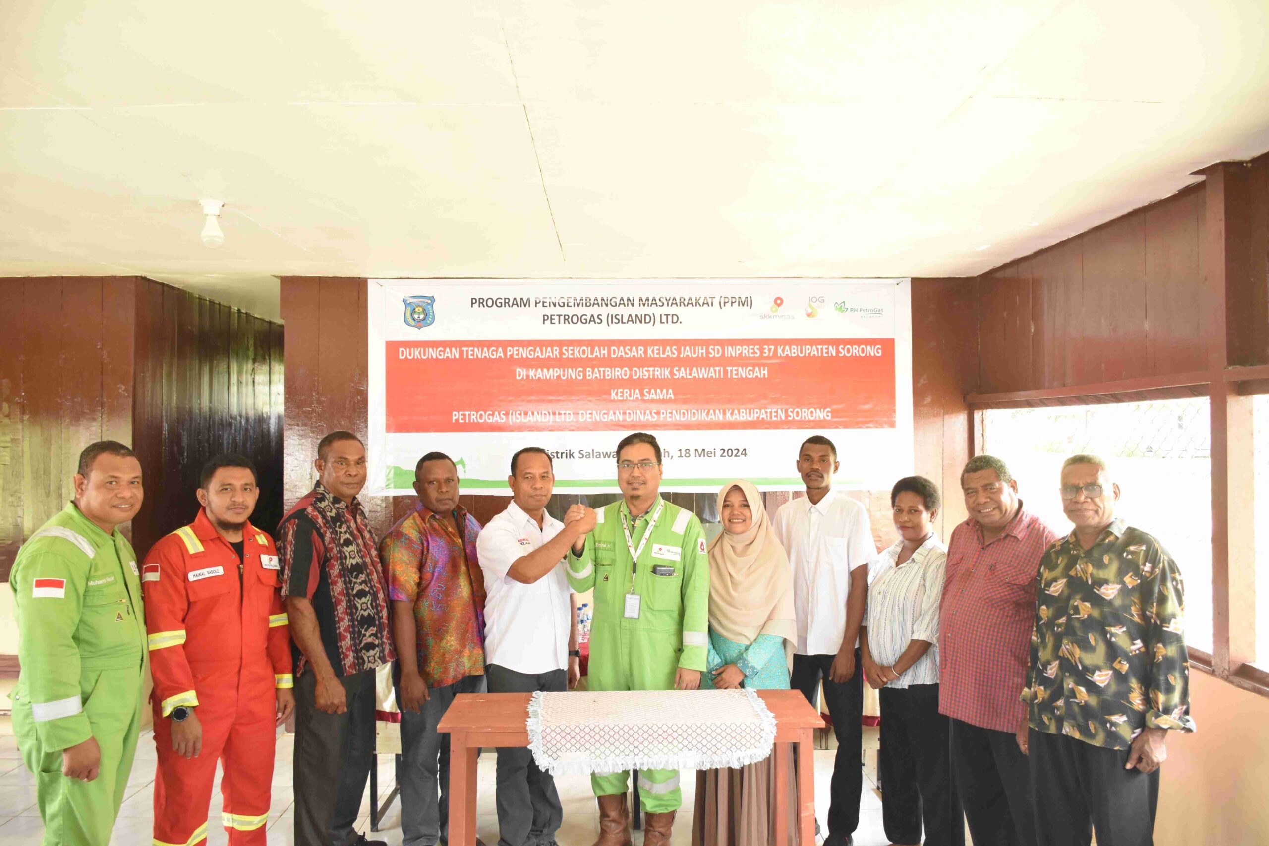 Foto bersama saat penyerahan bantuan dukungan KKKS Petrogas (Island) Ltd. kepada dua tenaga pengajar