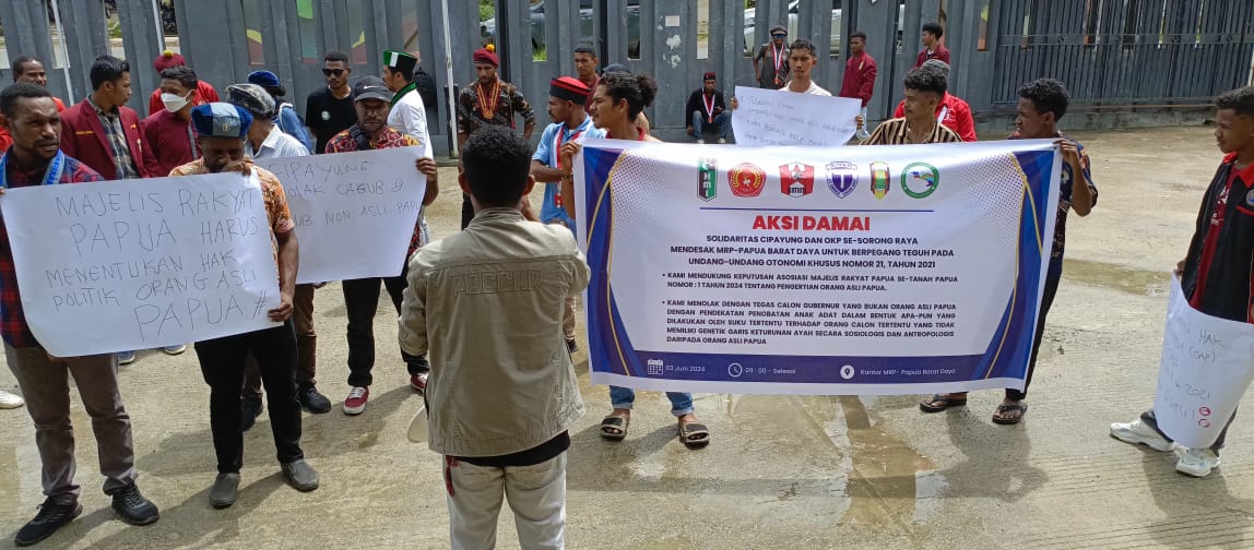 Solidaritas Aksi Damai Cipayung dan OKP se - Sorong Raya mengelar aksi di halaman Kantor MRPPBD, Senin (3/6/2024)