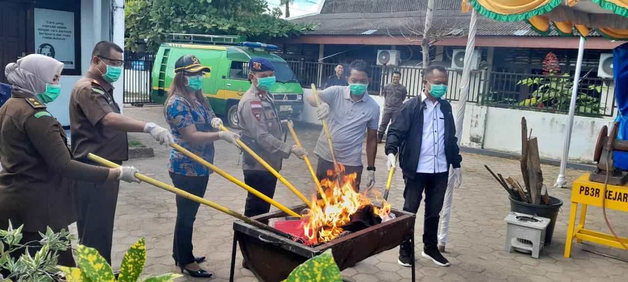 Pemusnahan BB yang telah berkekuatan hukum tetap di Halaman Kejaksaan Negeri Merauke dengan cara dibakar