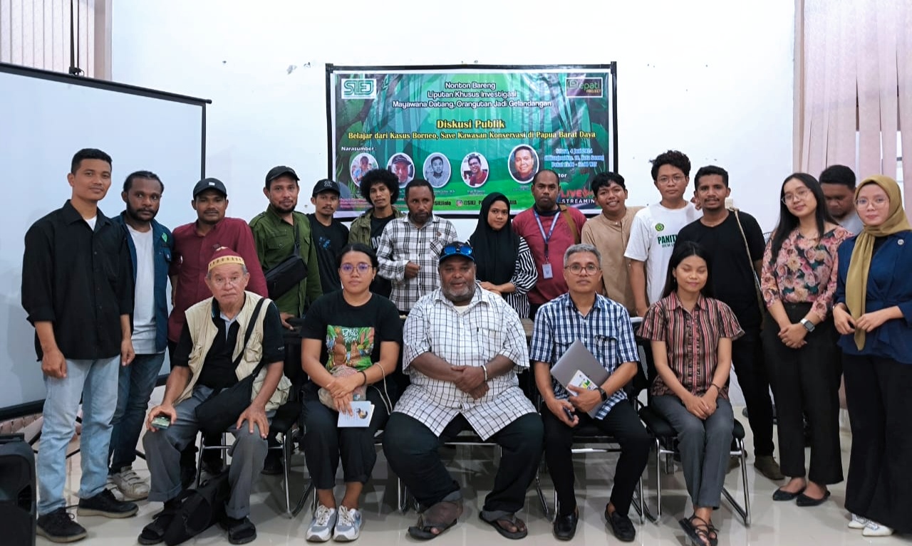 Foto bersama rekan jurnalis, mahasiswa dan pengiat lingkungan usai diskusi dan deklarasi save hutan Papua Barat Daya , Selasa (4/6/2024)