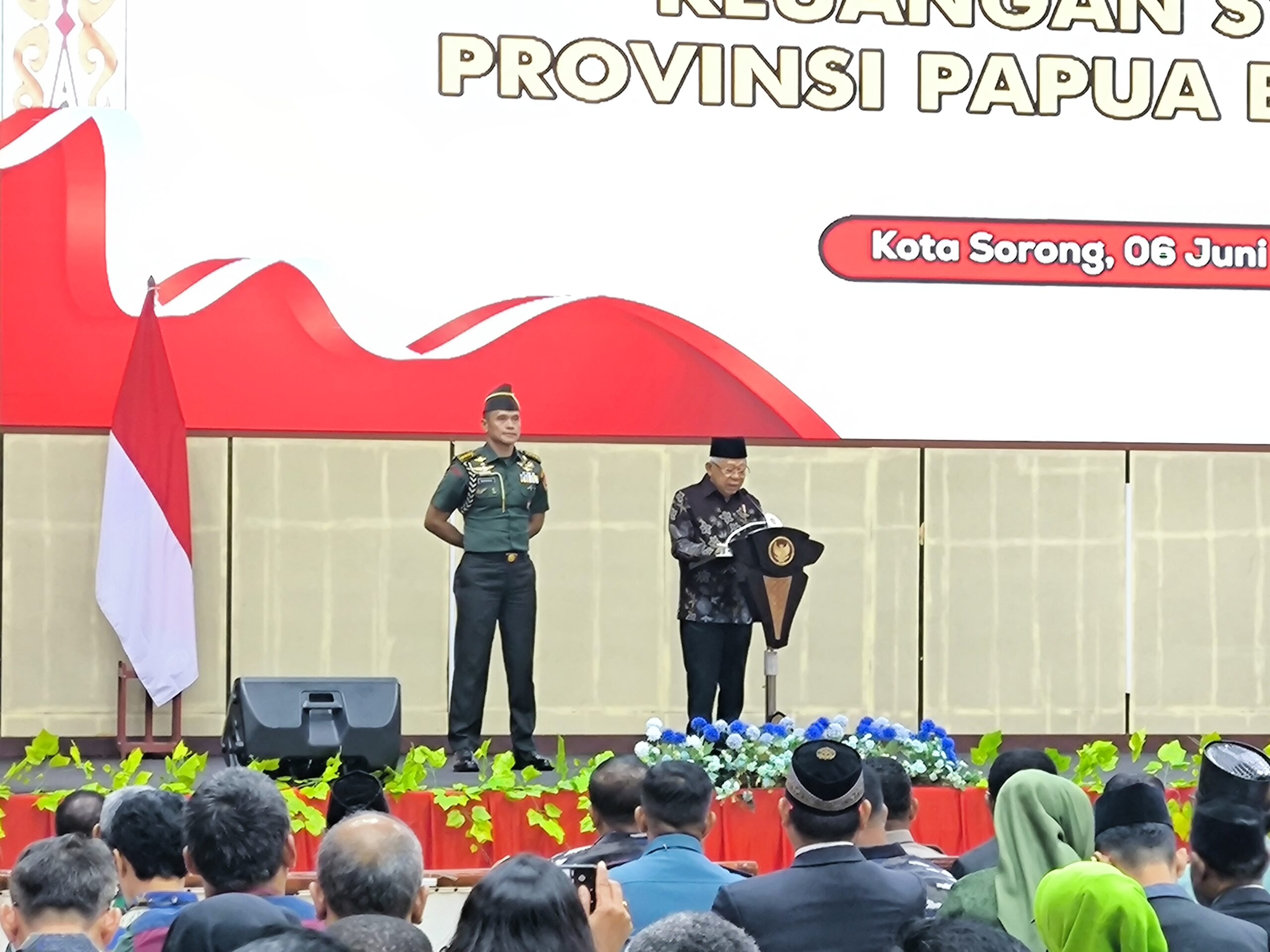 Wapres Ma'ruf Amin saat hadir dan memberikan sambutan pada kegiatan pengukuhan KDESK Papua Barat Daya di gedung LJ Kota Sorong.(Foto:Mega/TN).