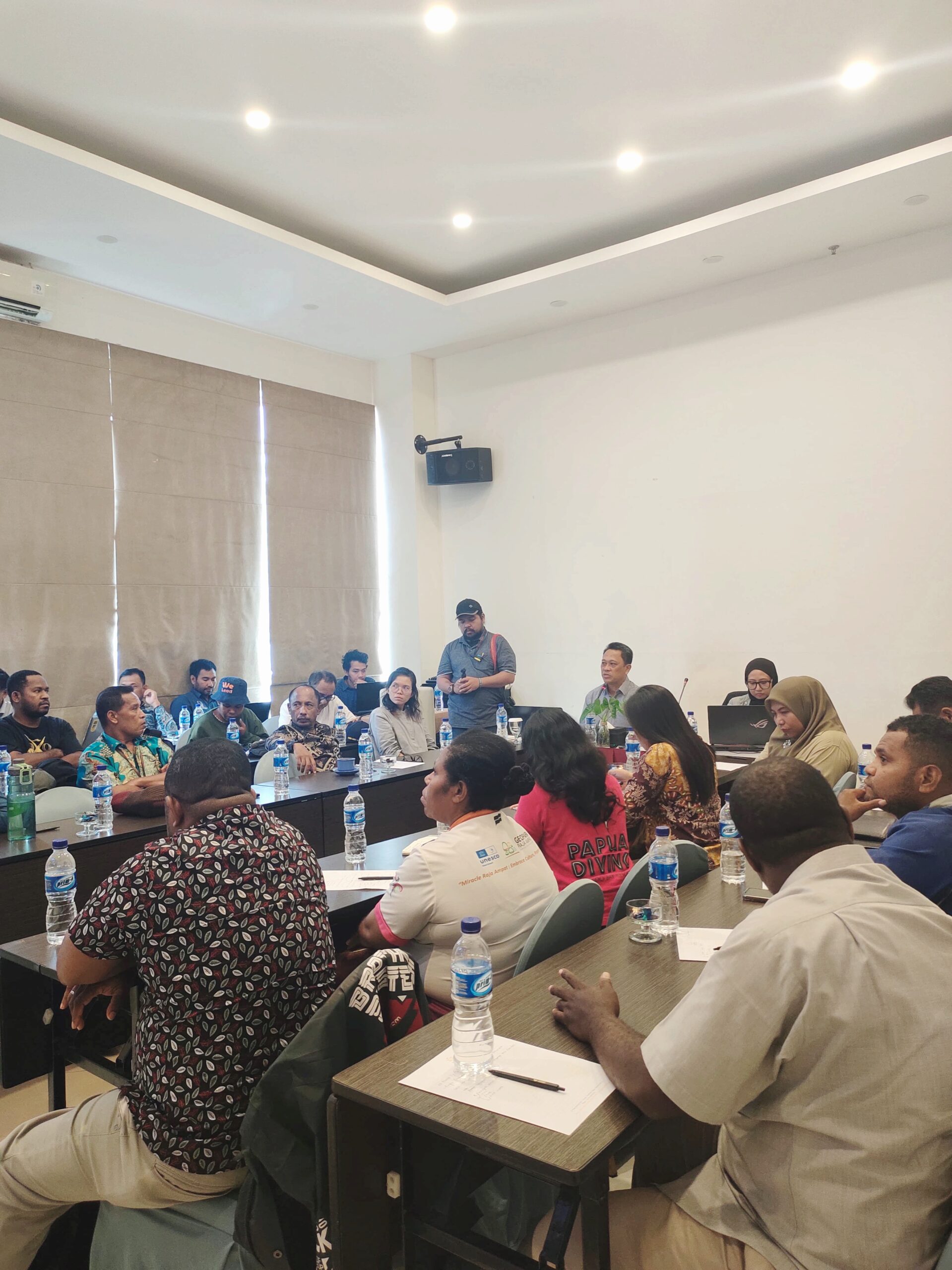 Suasana sosialisasi dan diskusi yang digelar oleh Dinas Pariwisata, Pemuda dan Olahraga Provinsi Papua Barat Daya di Hotel Vega
