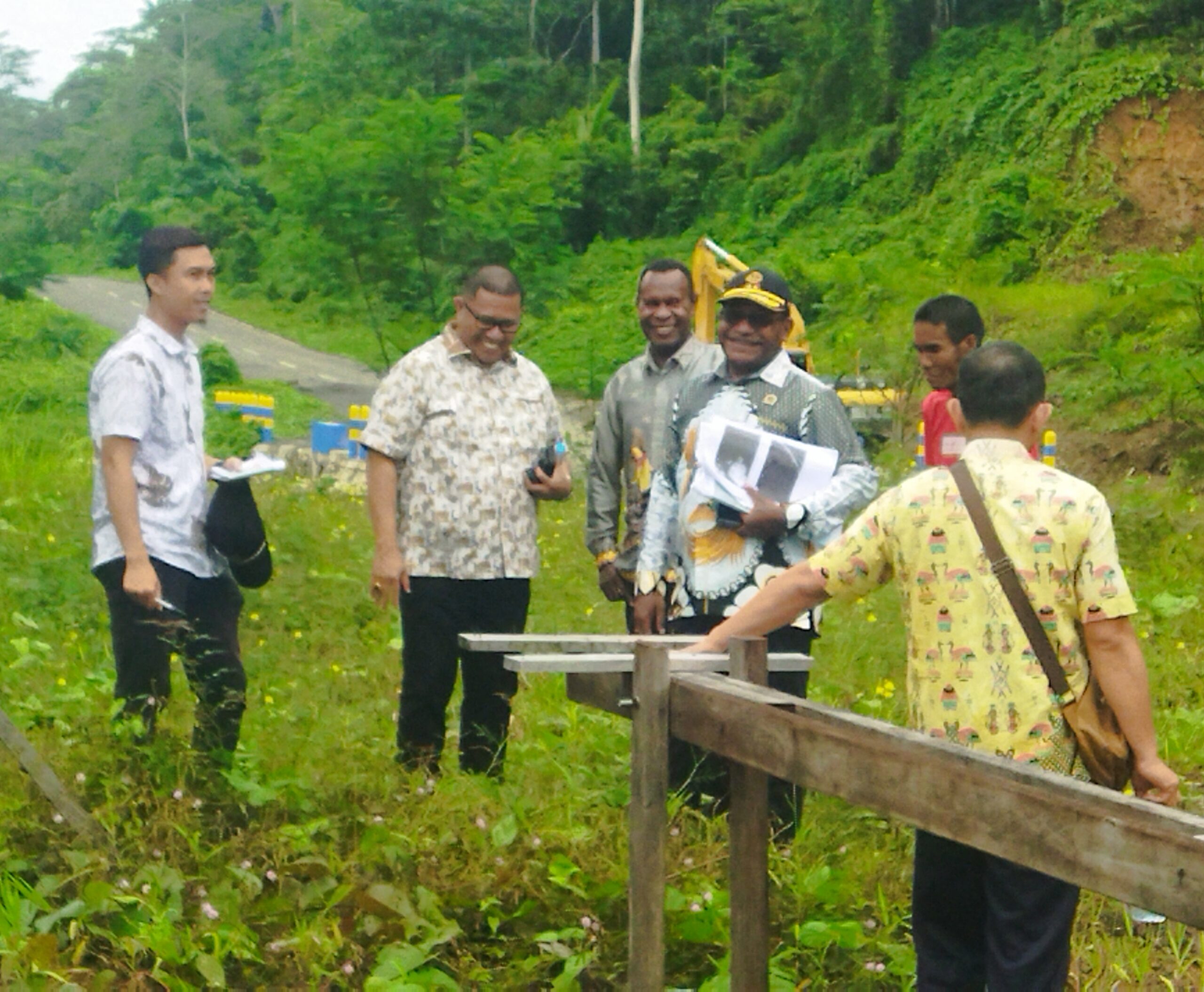 Kakanwil BPN Papua Barat, Jhon Wiclif Aufa tampak sedang melakukan penelitian lapangan atas adanya sengketa tanah di Jalan Kontainer , Kelurahan Klablim, Distrik Klaurung, Kota Sorong