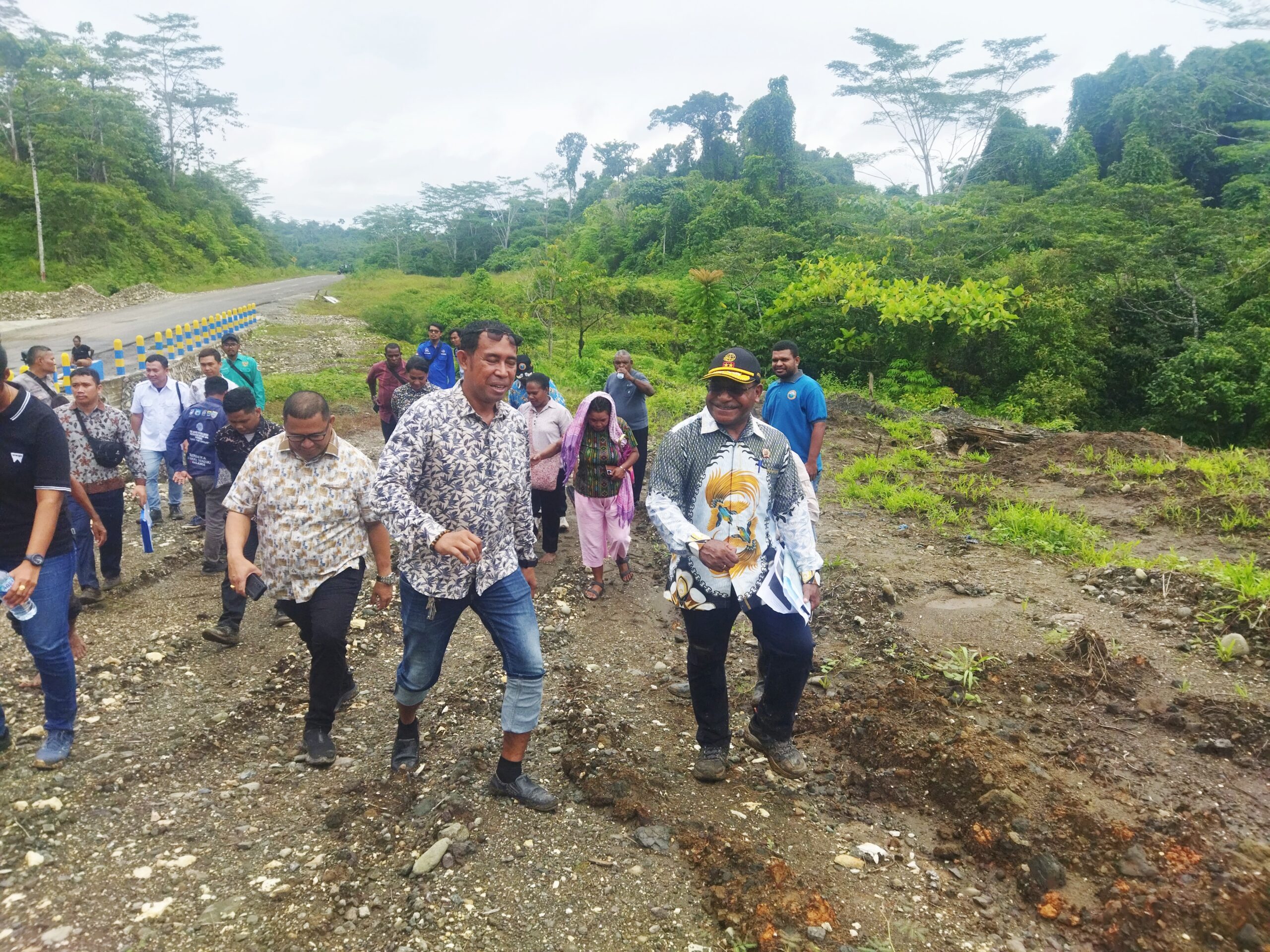 Kakanwil BPN Papua Barat tampak sedang melakukan penelitian lapangan atas objek sengketa kepemilikan tanah di Jalan Kontainer Kota Sorong antara Irwan Oswandi dkk dengan Jerry Waleleng dkk