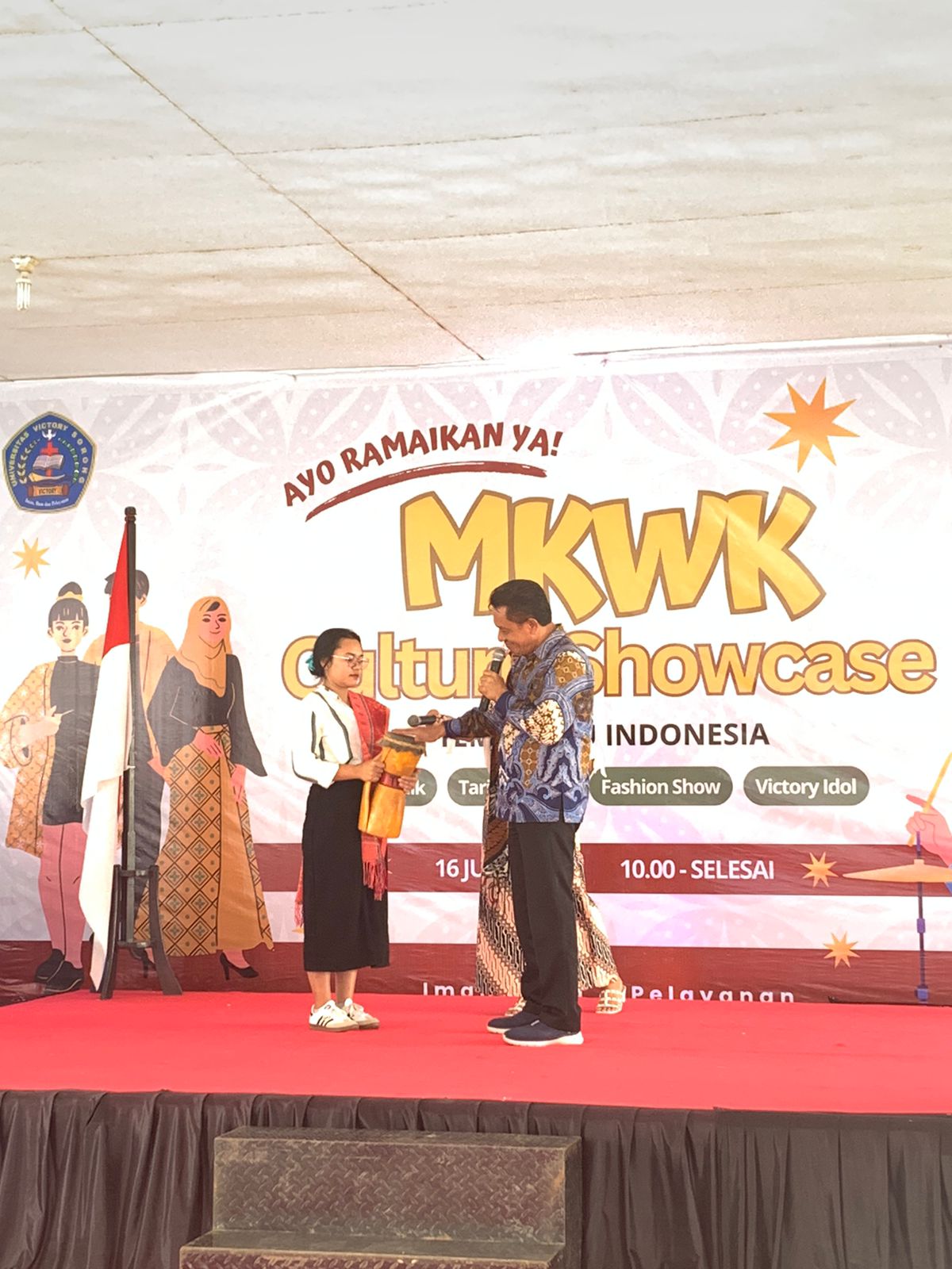 Rektor Unvic Sorong, Tagor Manurung membuka secara resmi MKWK Culture Showcase dengan menabuh tifa, Selasa (16/7/2024)