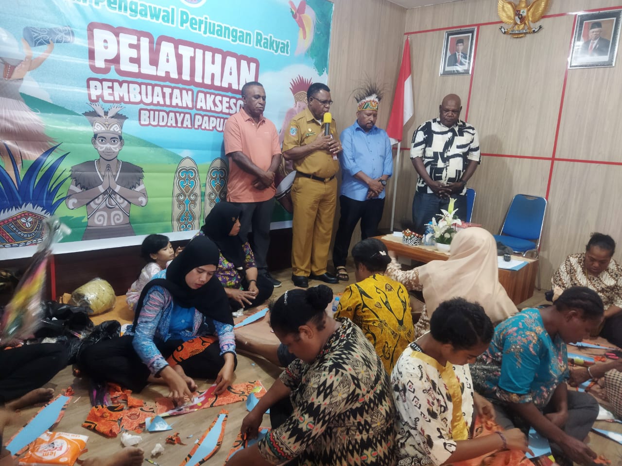 Sekda Kota Sorong, Yakob M. Kareth buka pelatihan pembuatan aksesoris Papua yang digelar oleh FOPERA PBD, Senin (29/7/2024)