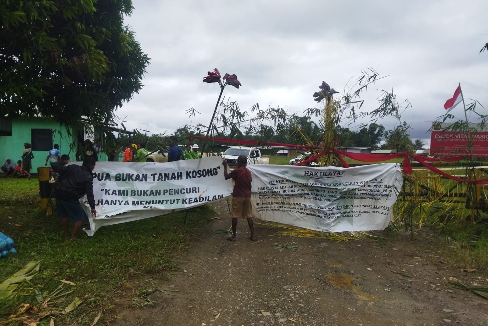 Tampak lokasi Base Camp Petrogas Island LTD yang dipalang oleh Pemilik Hak Ulayat, Selasa (23/7/2024)