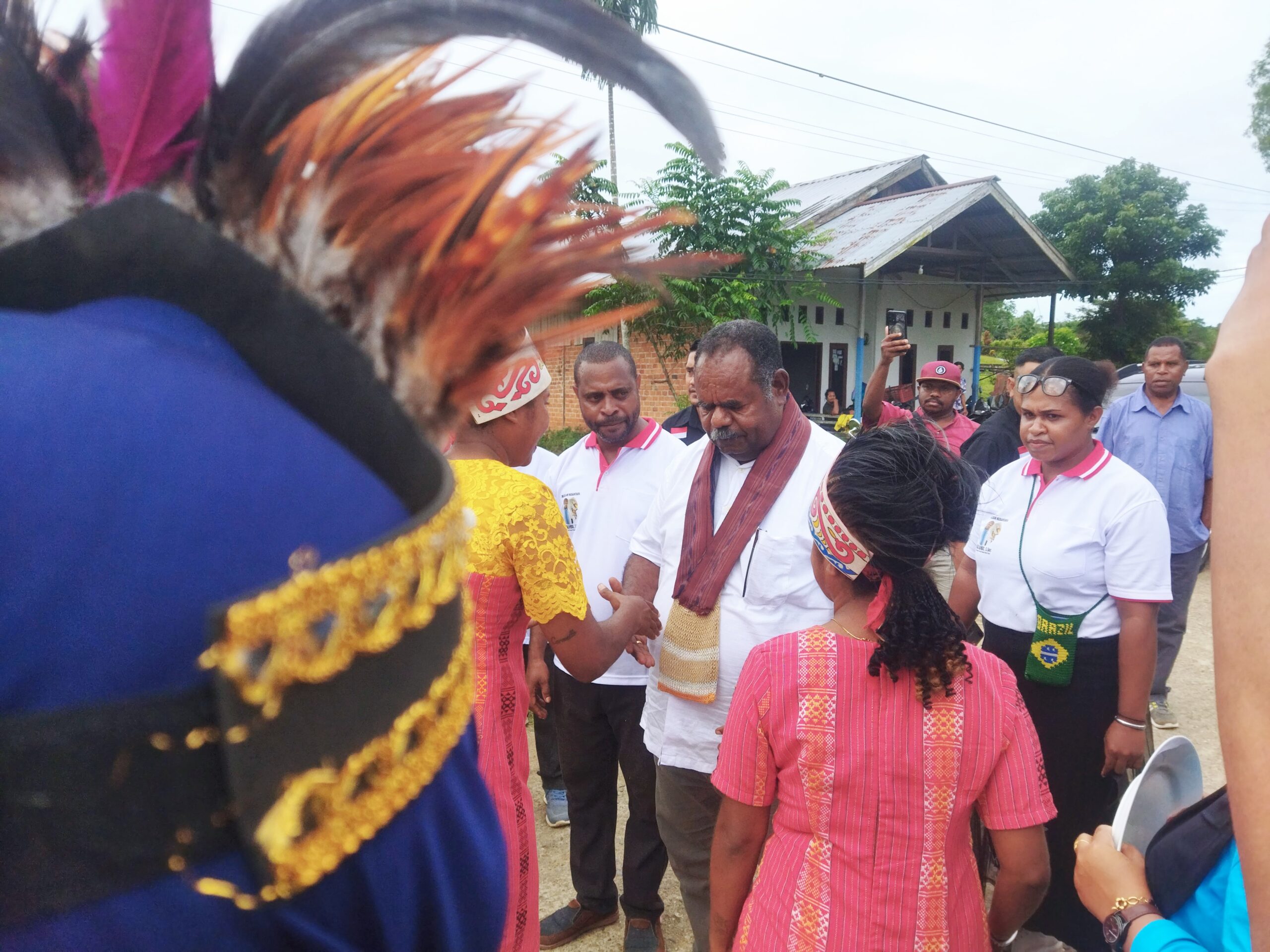 Bacalon Gubernur Papua Barat Daya Elisa Kambu disambut dengan pengalungan kain timor khas suku Maybrat oleh Relawan Nusantara Kabupaten Sorong di Kampung Makbalim, Distrik Mayamuk, Kabupaten Sorong, Kamis (25/7/2024)