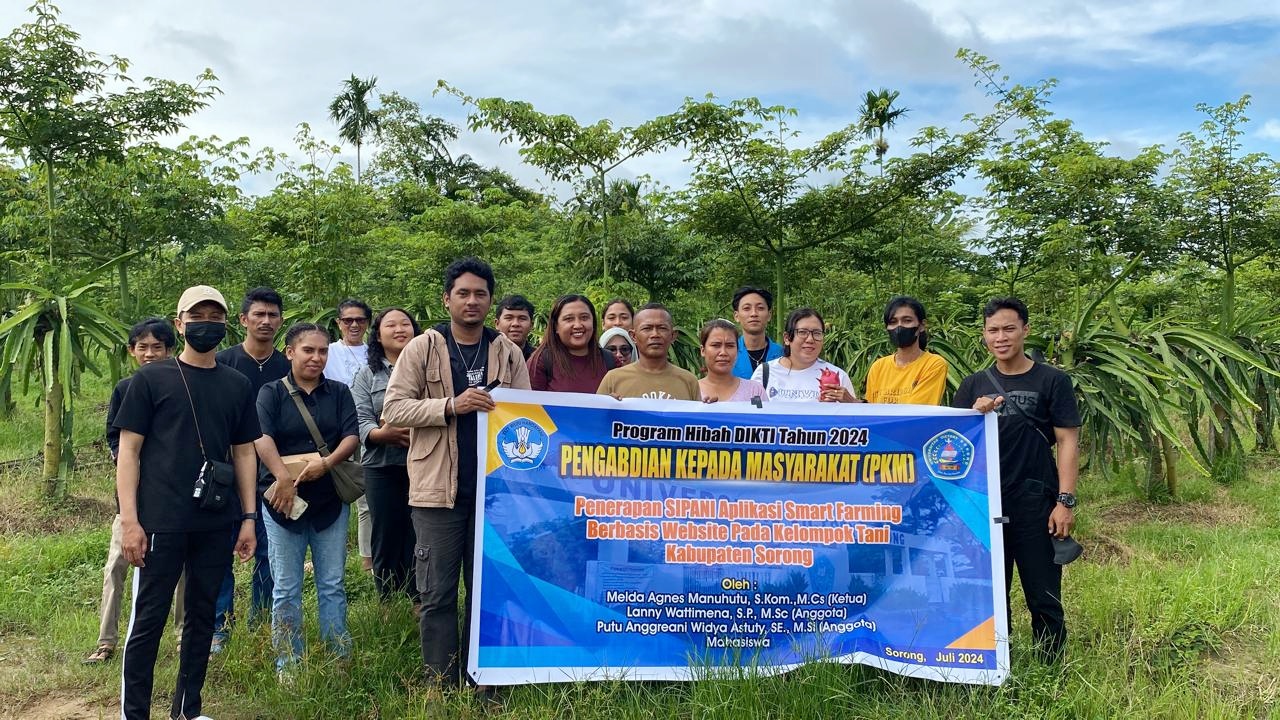 Foto bersama tim PKM Unvic Sorong bersama dengan Kelompok Tani Tanaman Buah Naga di Kabupaten Sorong. Foto : TN/Istimewa