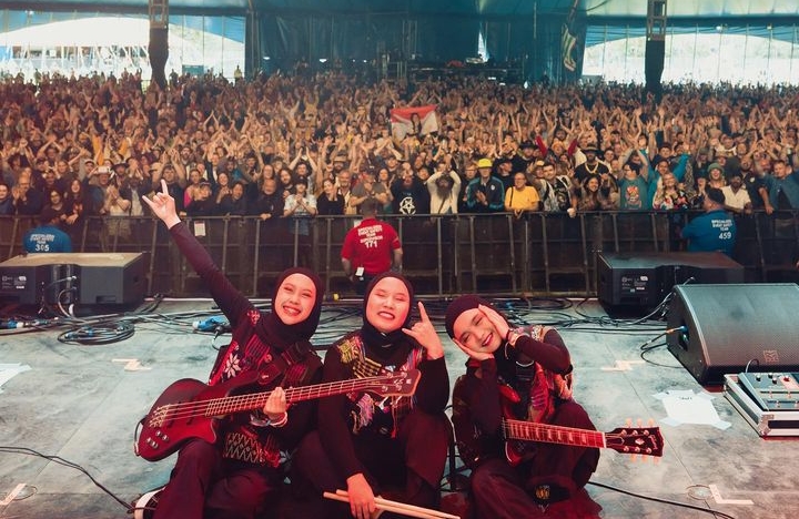 Aksi panggung band asal Garut, Jawa Barat Voice Of Baceprot di Glastonbury Festival(Foto: Instagram/@voiceofbaceprot).