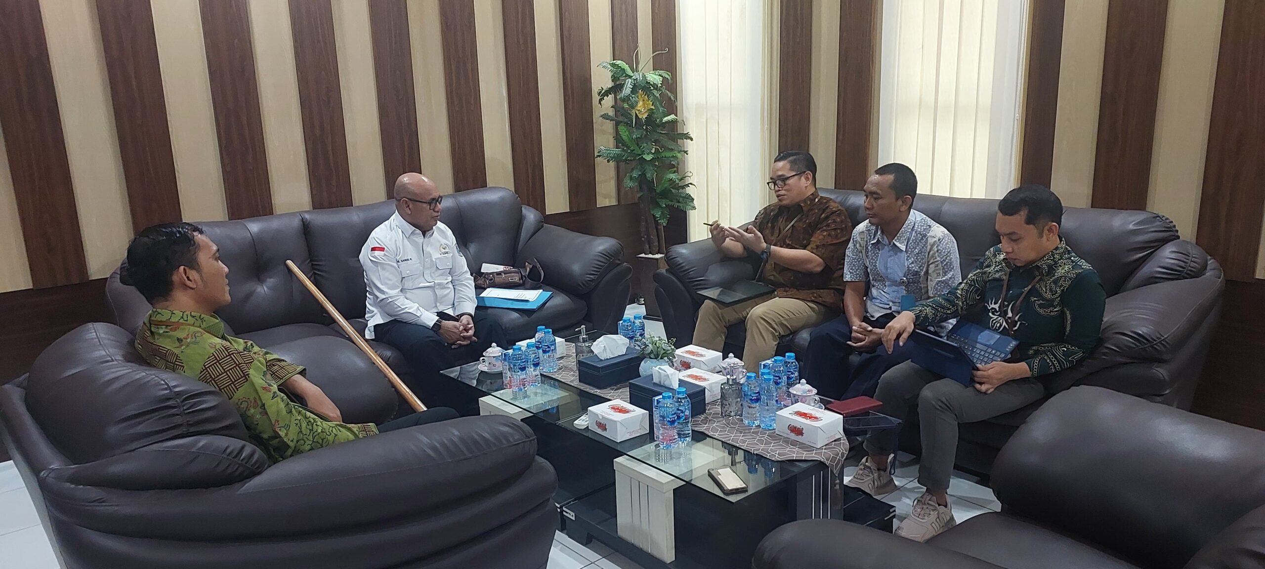 Dalam rangka pengawasan, Anggota DPD RI Dapil Provinsi Papua Barat, M. Sanusi Rahaningmas berkoordinasi dengan Kanwil DJPb Provinsi Papua Barat. Foto : TN/Istimewa