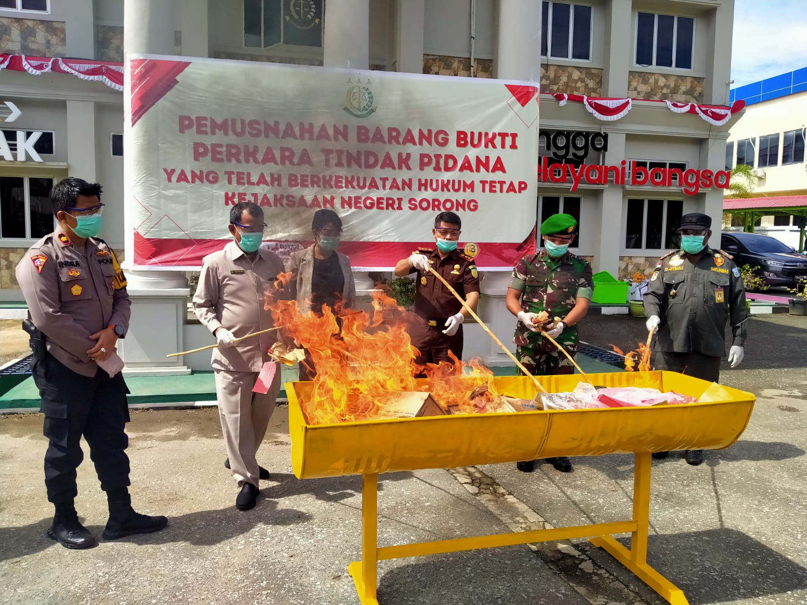 Pemusnahan BB periode Mei - Juli 2024 dimusnahkan dengan cara dibakar di halaman Kantor Kejari Sorong, Rabu (7/8/2024)