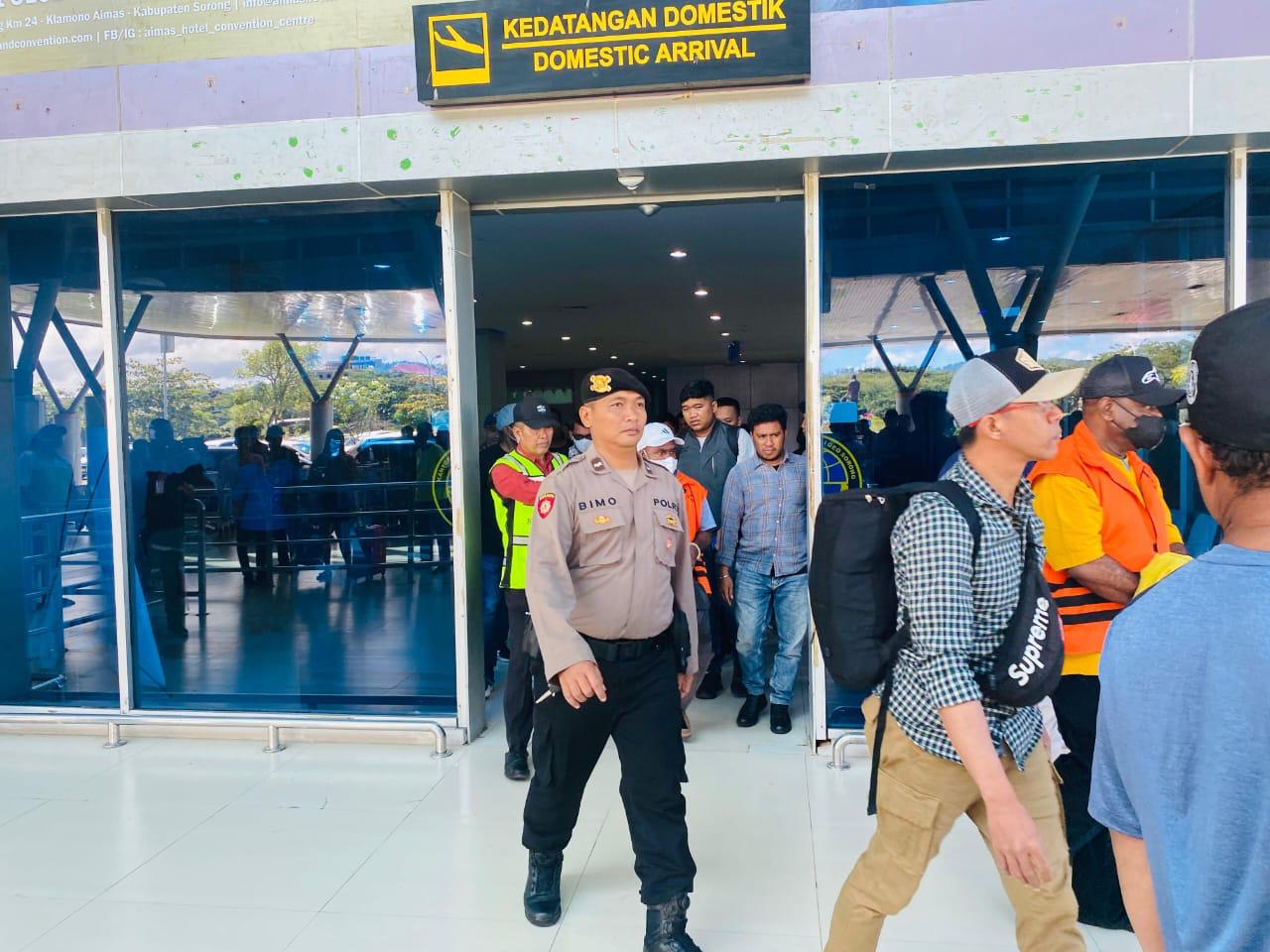 Dua terdakwa kasus dugaan suap pengkondisian hasil pemeriksaan BPK RI Perwakilan Papua Barat saat tiba di Bandara DEO Sorong dari Manokwari untuk selanjutnya dibawa ke Lapas Sorong.