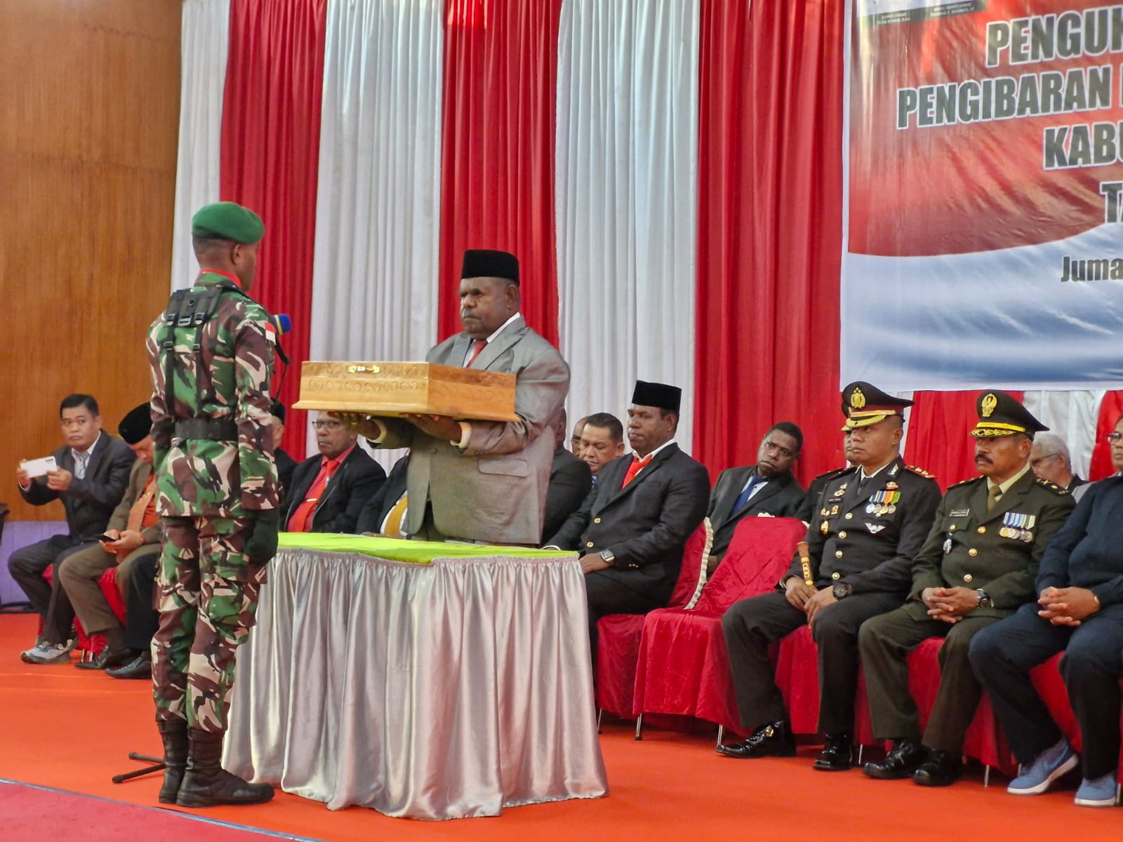 Bupati Asmat, Elisa Kambu menyerahkan bendera Merah Putih kepada komandan Paskibra untuk dikibarkan pada puncak peringatan Hari Proklamasi Kemerdekaan Republik Indonesia, Jumat (16/8/2024)