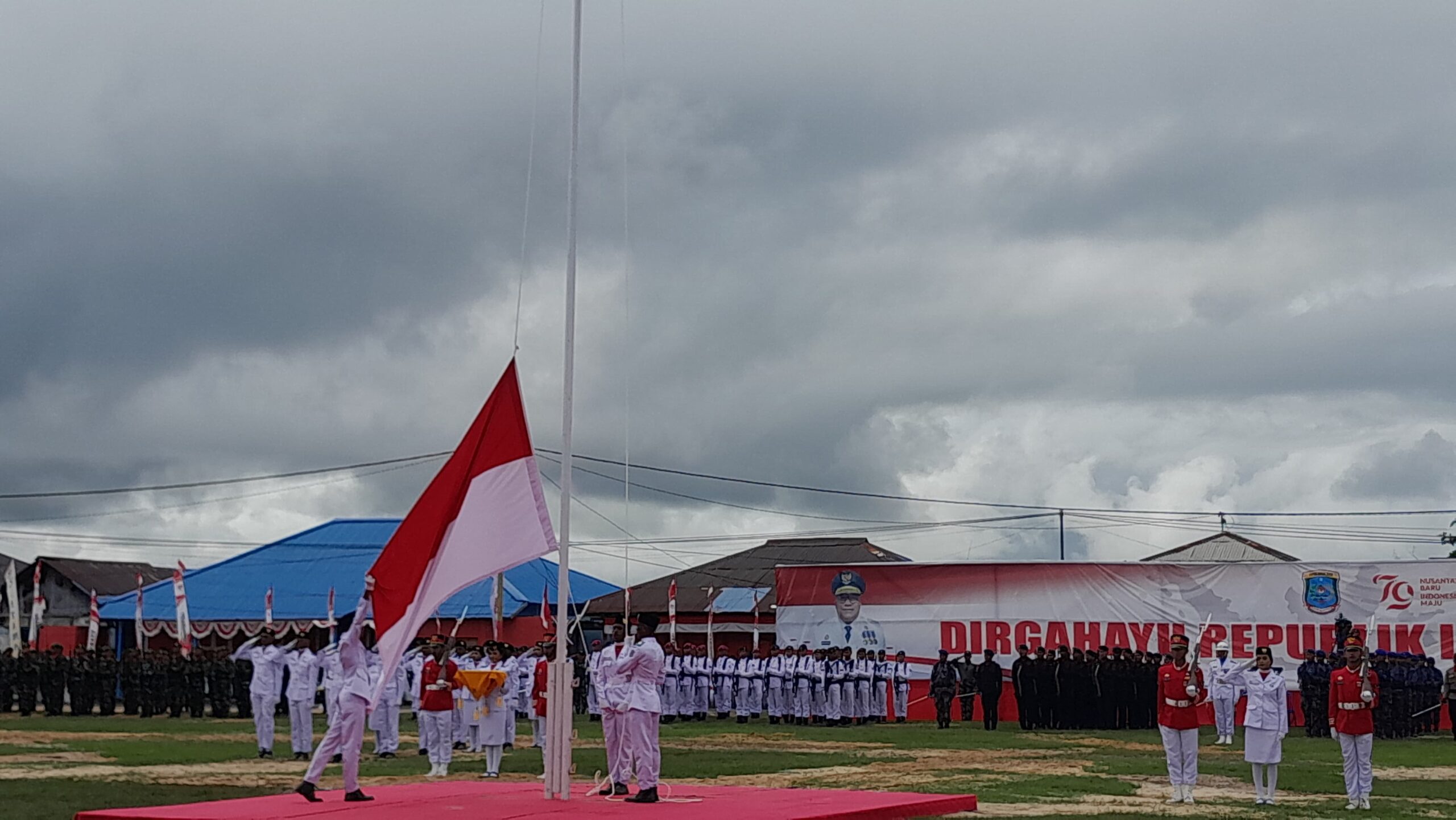 Proses pengibaran Bendera Merah Putih pada Puncak Peringatan Detik - detik Proklamasi Kemerdekaan RI ke 79 tahun oleh Pemerintah Provinsi Papua Barat Daya di Lapangan Sepak Bola Pulau Doom, Sabtu (17/8/2024)