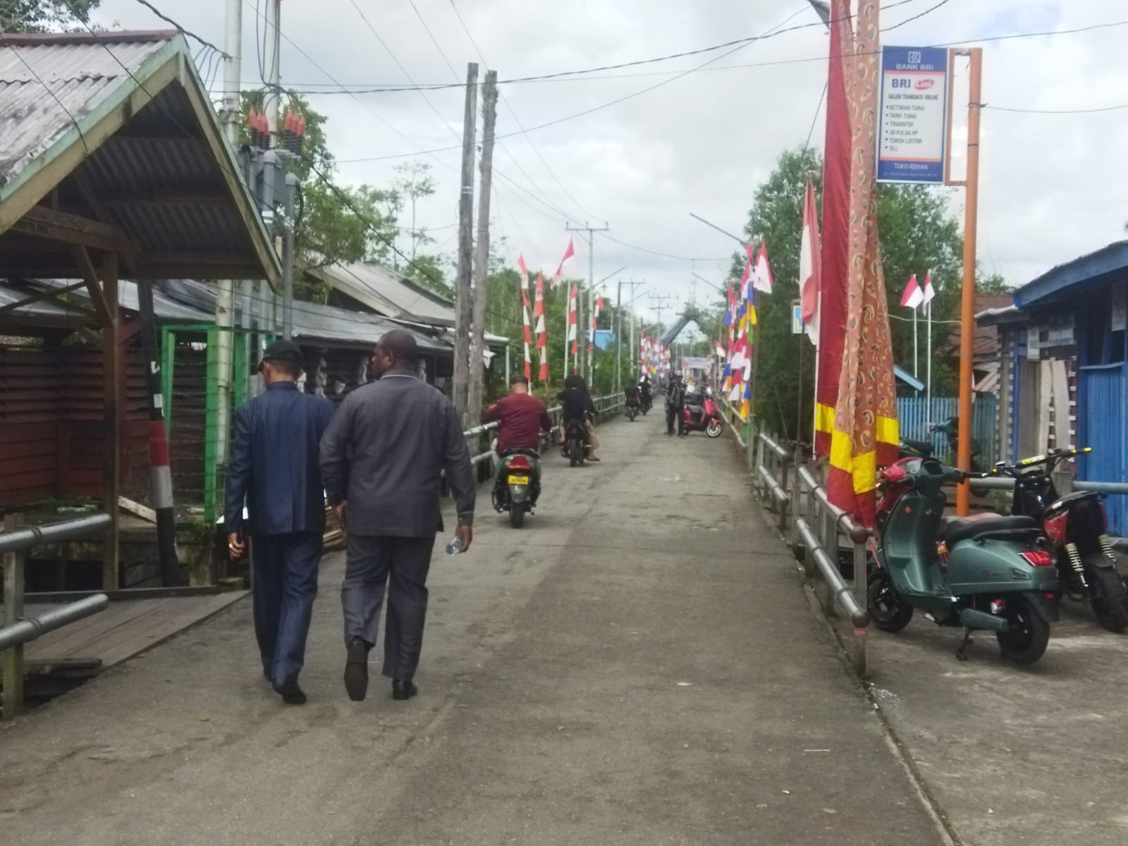 Salah satu sudut ruas jalan di kota Agats yang telah beraspal. Jalan ini dibangun diatas rawa dan tanah berlumpur. Foto : TN/EYE