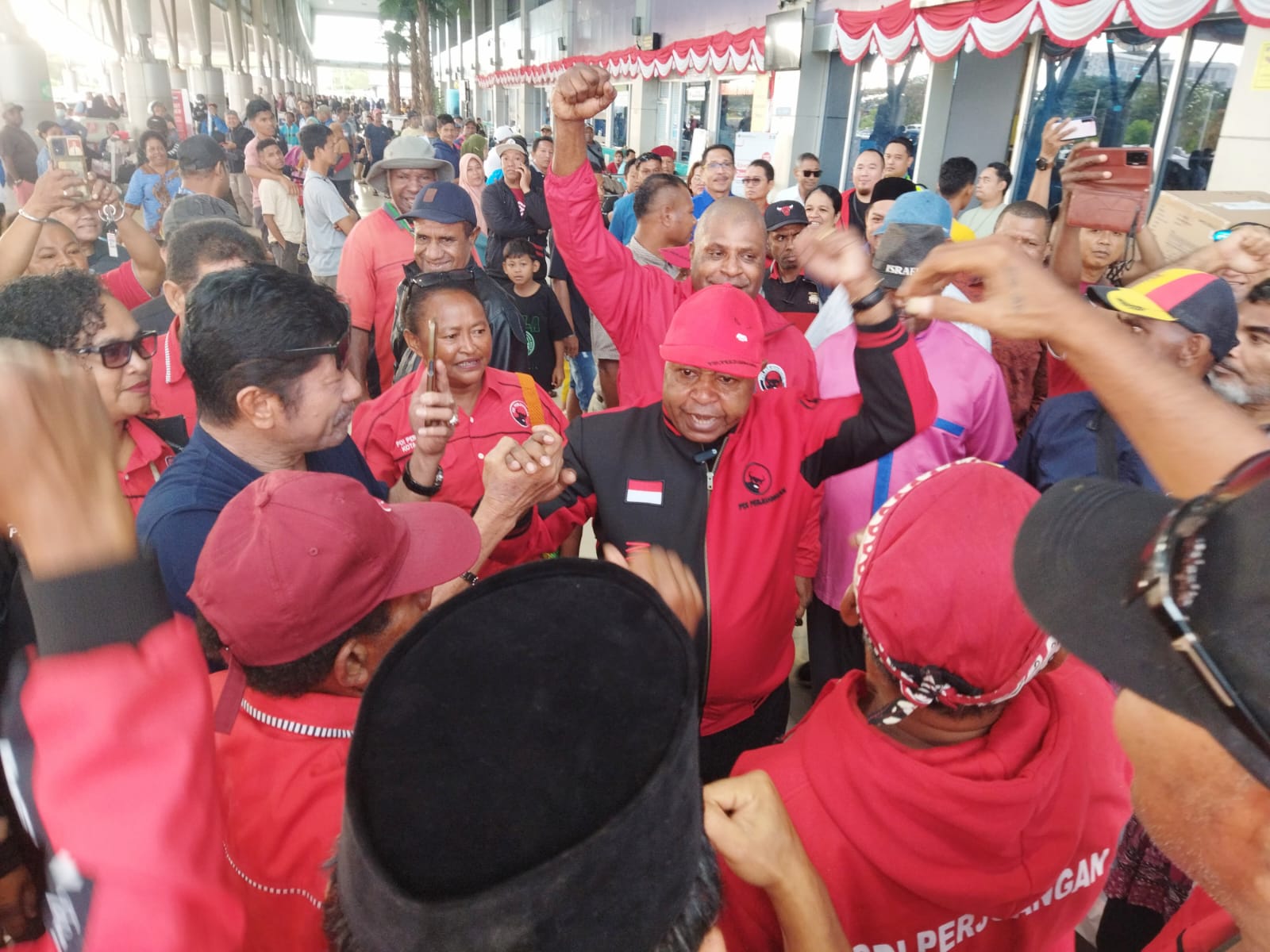 Bacalon Wali Kota Sorong, Abner Jitmau disambut kader partai dan simpatisan dengan teriakan Abner - Said di depan ruang kedatangan Bandara DEO Sorong, Minggu (25/8/2024). Foto : TN/EYE