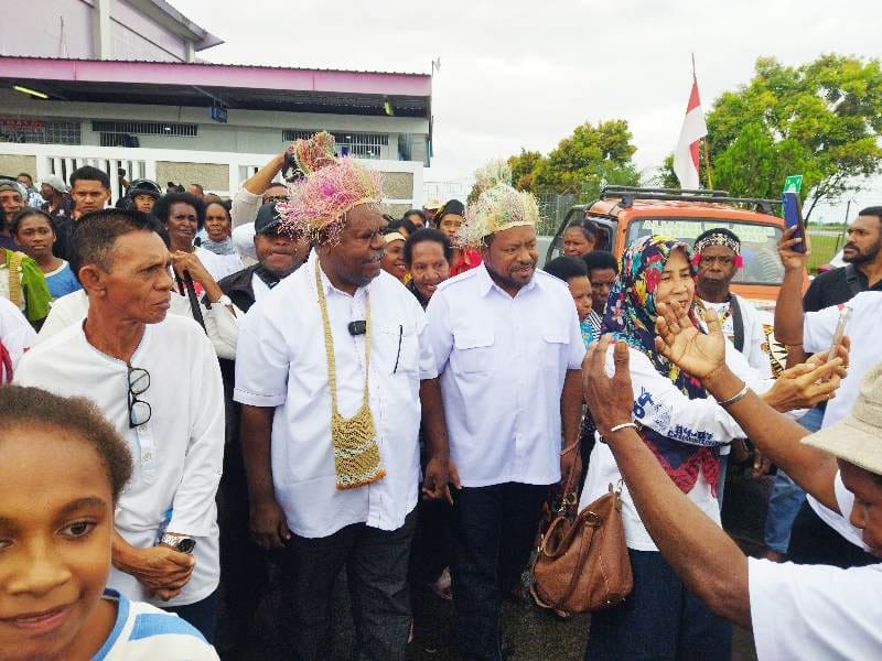 Bacalon Gubernur Papua Barat Daya, Elisa Kambu sudah punya gandengan Bacalon Wakil Gubernur Papua Barat Daya, H. Ahmad Nausrau saat diarak jalan dari depan ruang kedatangan hingga pintu gerbang masuk lingkungan Bandara DEO Sorong, Selasa (27/8/2024). Foto : TN/EYE