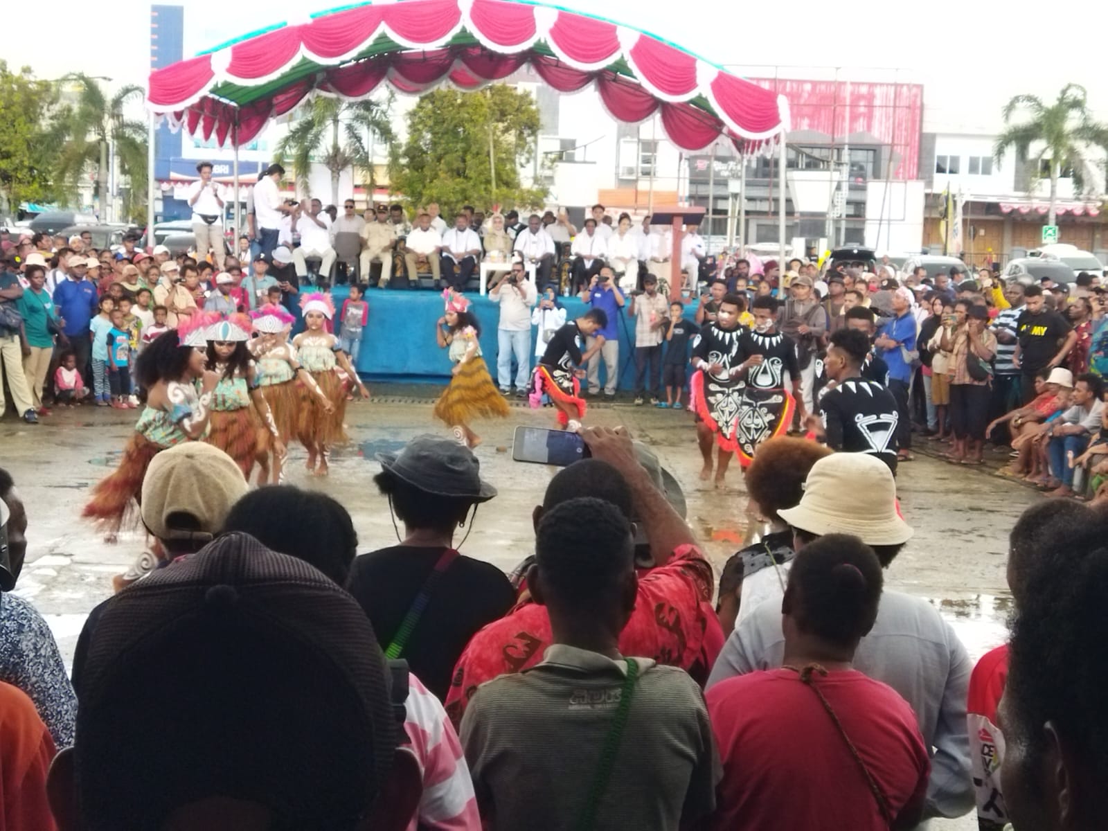 Suasana deklarasi pasangan Calon Gubernur dan Wakil Gubernur , Elisa Kambu dan H. Ahmad Nausrau oleh Parpol pengusung dan Relawan di Alun - Alun Aimas yang diguyur hujan, Selasa (27/8/2024). Foto : TN/EYE