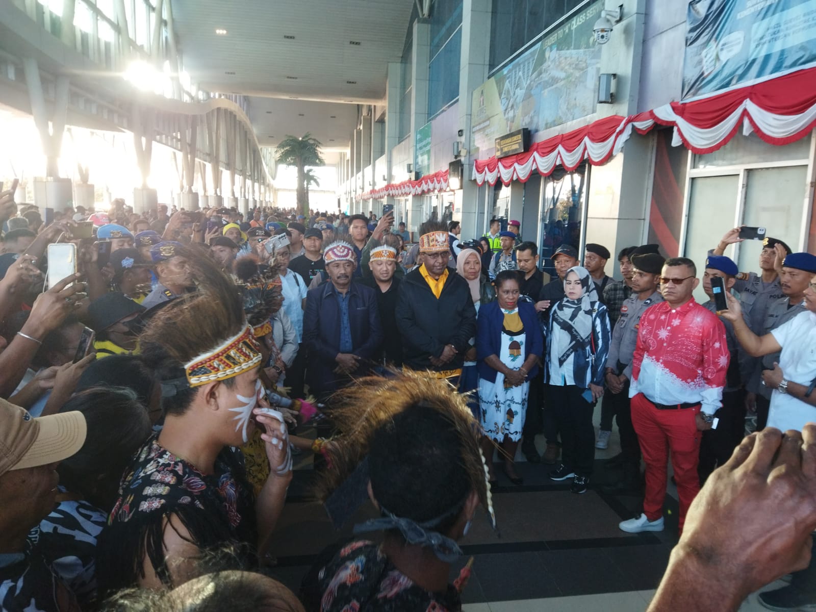 Bacalon Gubernur dan Wakil Gubernur Papua Barat Daya, Bernard Sagrim dan Sirajudin Bauw disambut massa pendukung di Bandara DEO Sorong, Rabu (28/8/2024). Foto : TN/EYE