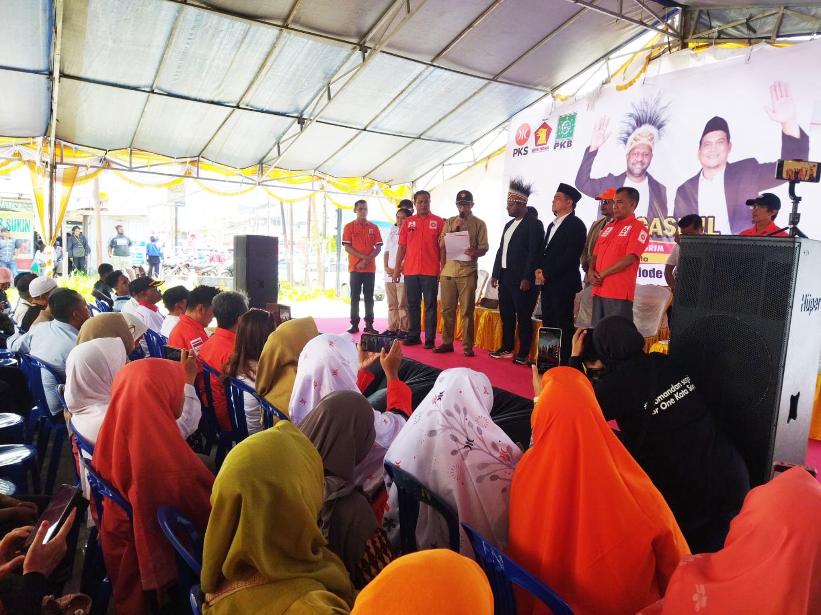 Suasana Deklarasi pasangan Calon Wali Kota dan Wakil Wali Kota Sorong, Auguste C.R. Sagrim dan Syaiful Maliki Arif yang dilakukan oleh 3 Partai Politik pengusung sebelum kedua pasangan diantar buat di daftarkan di KPU Kota Sorong, Rabu (28/8/2024). Foto : TN/EYE