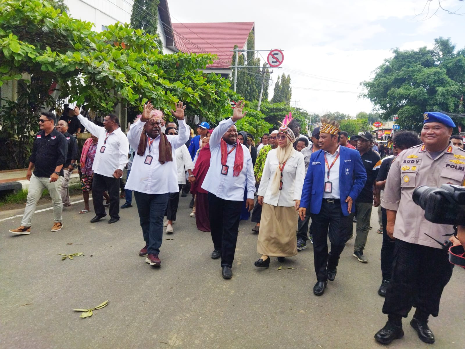 Pasangan Bacalon Gubernur dan Wakil Gubernur Papua Barat Daya, Elisa Kambu dan H. Ahmad Nausrau diantar oleh Partai Politik pengusung mendaftar ke KPU Papua Barat Daya sebagai calon kepala daerah dalam Pilkada Papua Barat Daya, Rabu (28/8/2024). Foto : TN/EYE