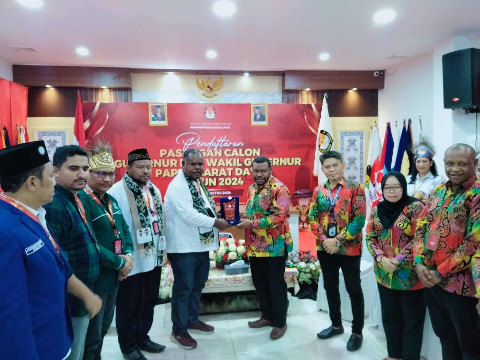 Penyerahan berita acara tanda terima berkas pencalonan yang didaftarkan oleh Calon Gubernur dan Wakil Gubernur Papua Barat Daya, Elisa Kambu dan H. Ahmad Nausrau oleh Ketua KPU PBD, Andarias D. Kambu, Kamis (29/8/2024).