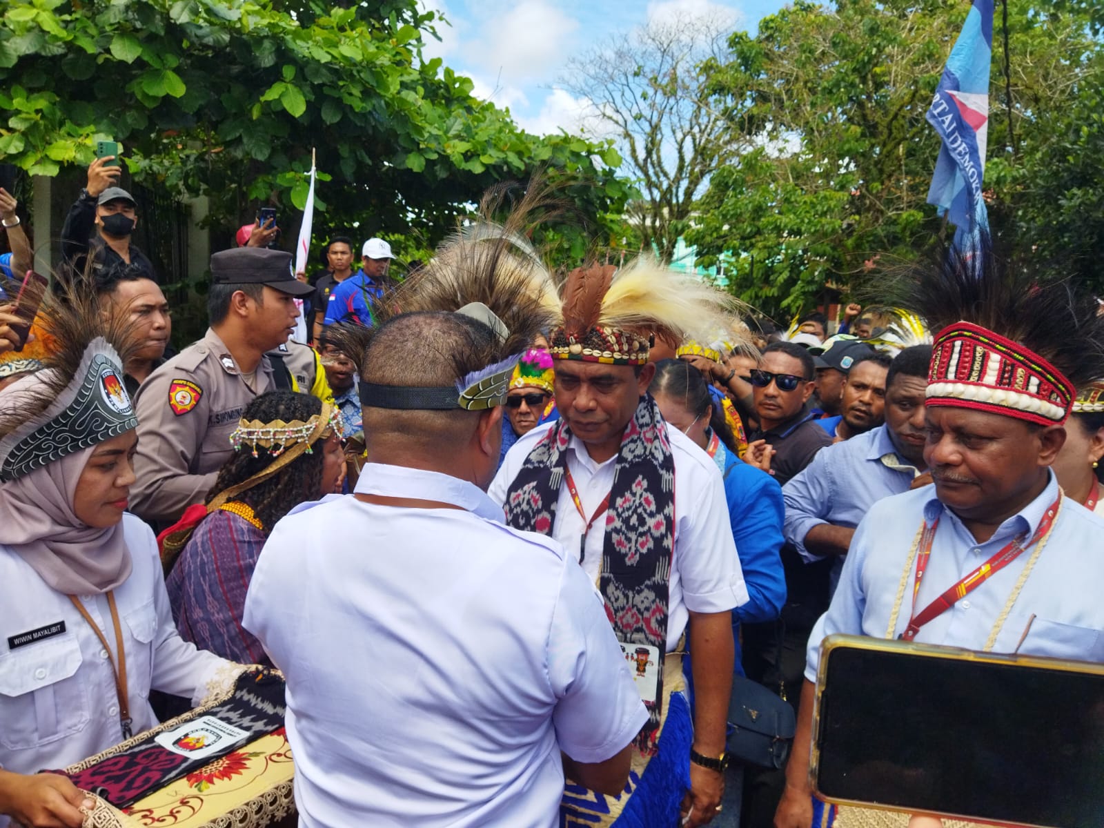 Pasangan Abdul Faris Umlati dan Petrus Kasihiw diterima oleh pihak KPU Papua Barat Daya di pintu gerbang sebelum masuk ke ruangan penerimaan pendaftaran di dalam Kantor KPU Papua Barat Daya, Kamis (29/8/2024). Foto : TN/EYE