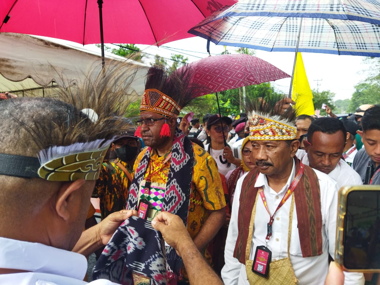 Calon Gubernur dan Wakil Gubernur Papua Barat Daya yang diusung oleh Partai Golkar, Bernard Sagrim dan Sirajuddin Bauw saat tiba untuk mendaftar di Kantor KPU Papua Barat Daya , Kamis (29/8/2024). Foto : TN/EYE