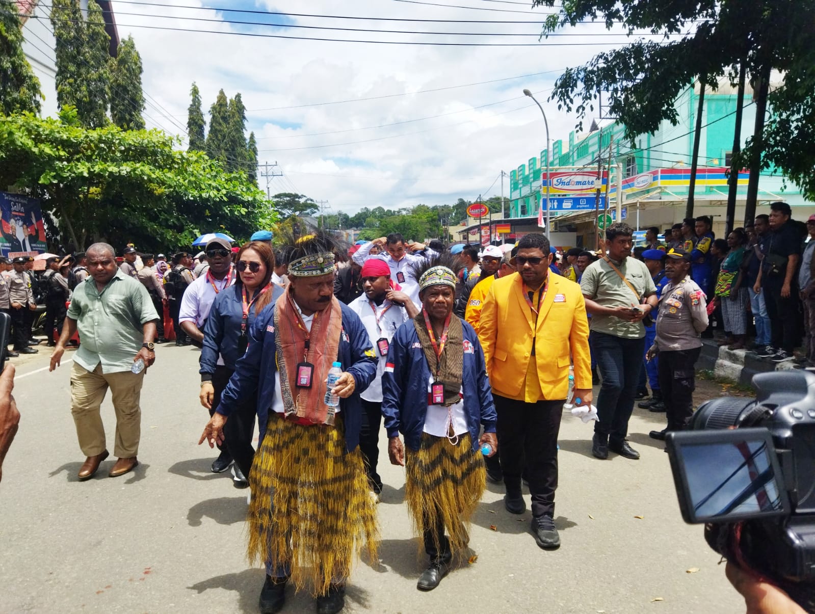 Pasangan Bacalon Gubernur dan Wakil Gubernur Papua Barat Daya, Gabriel Asem dan Lukman Wugaje saat mendatangi kantor KPU untuk mendaftar untuk ikut berkompetisi di Pilkada Provinsi Papua Barat Daya, Kamis (29/5/2024). Foto : TN/EYE