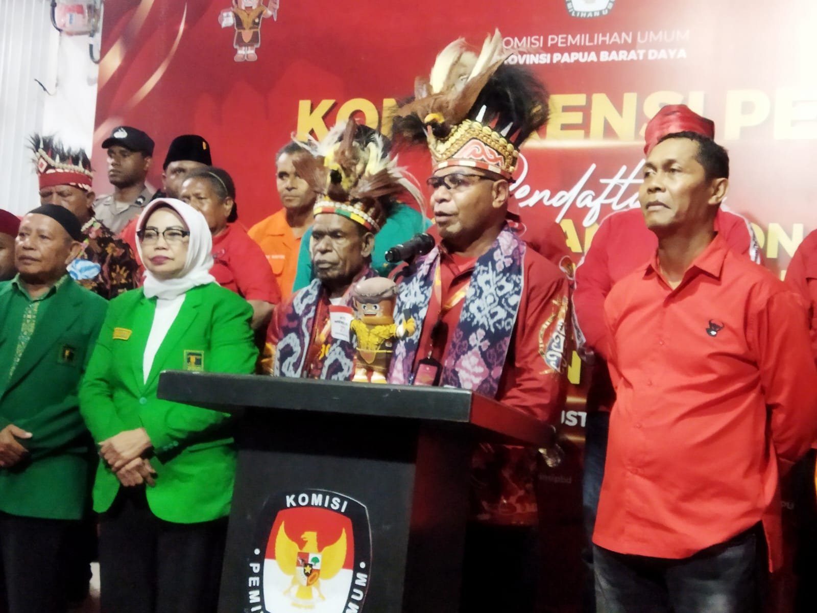 Calon Gubernur Papua Barat Daya, Joppye Wayangkau didampingi Calon Wakil Gubernur Papua Barat Daya, Ibrahim Wugaje memberi keterangan pers didampingi koalisi partai politik pengusung di Kantor KPU Papua Barat Daya, Kamis (29/8/2024). Foto: TN/EYE