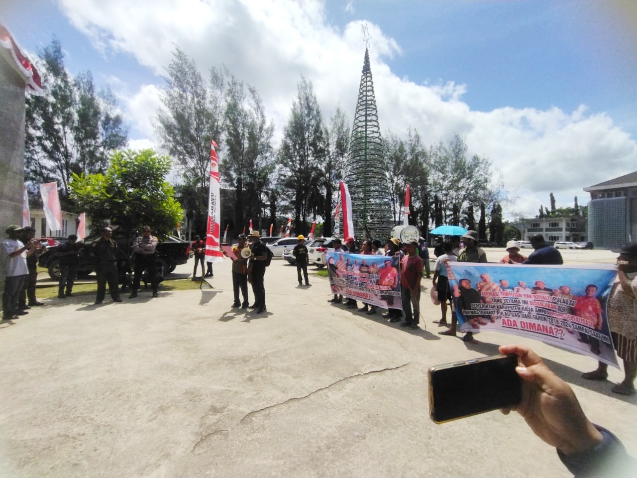 Demo damai masyarakat adat Kawe dan Pulau Gag menuntut hak Royalti dari PT Gag Nikel di Kantor Gubernur Papua Barat Daya, Selasa (6/8/2024)