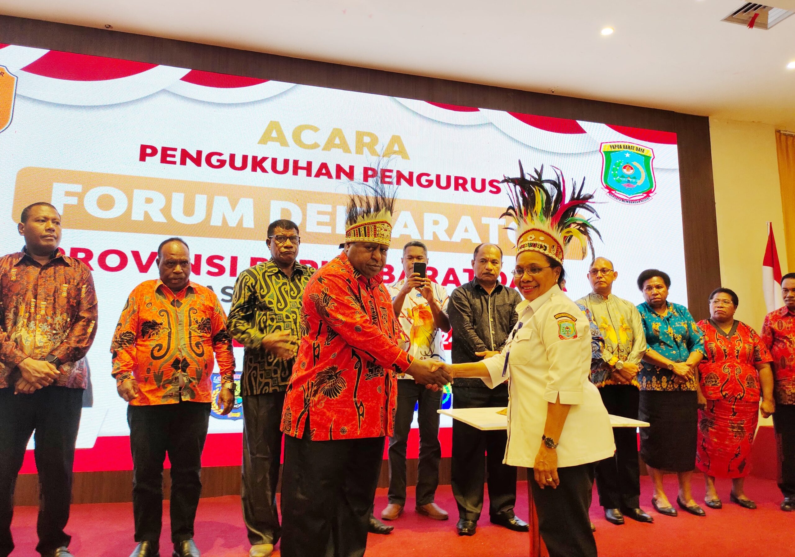 Pemerintah Provinsi Papua Barat Daya yang diwakili oleh Kepala Badan Kesbangpol Provinsi Papua Barat Daya mengukuhkan Pengurus Forum Deklarator Provinsi Papua Barat Daya