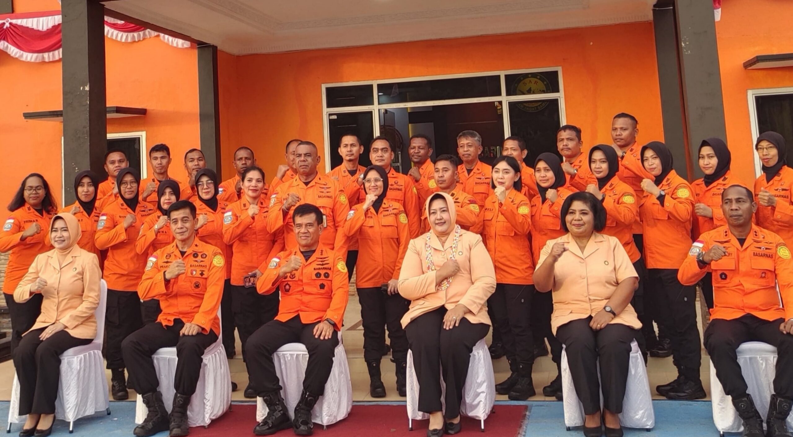 Kepala Basarnas, Marsekal Madya TNI Kusworo, S.E., M.M beserta Ketua Dharma Wanita Persatuan Basarnas Ika Kusworo foto bersama dengan jajaran Basarnas di Sorong