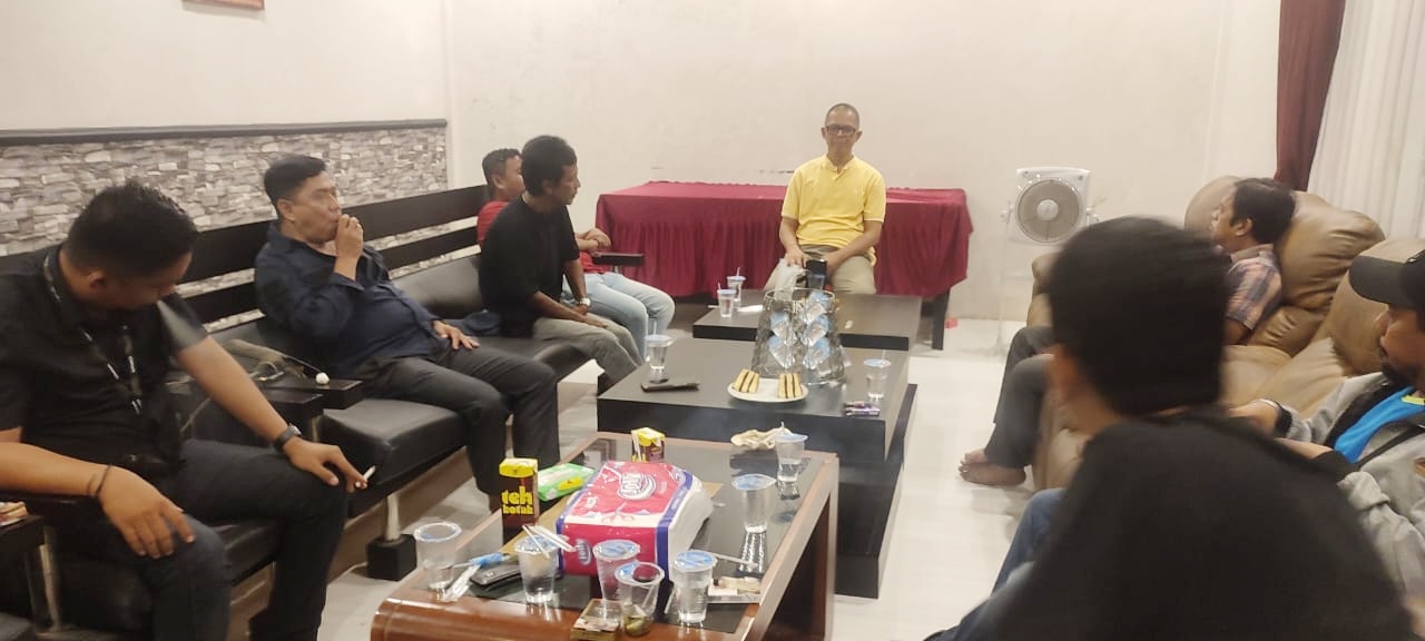 Syamsuddin Djohan sedang berdiskusi ringan bersama pemuda di kediamannya, Sabtu (10/8/2024) pukul 20.00 Wit