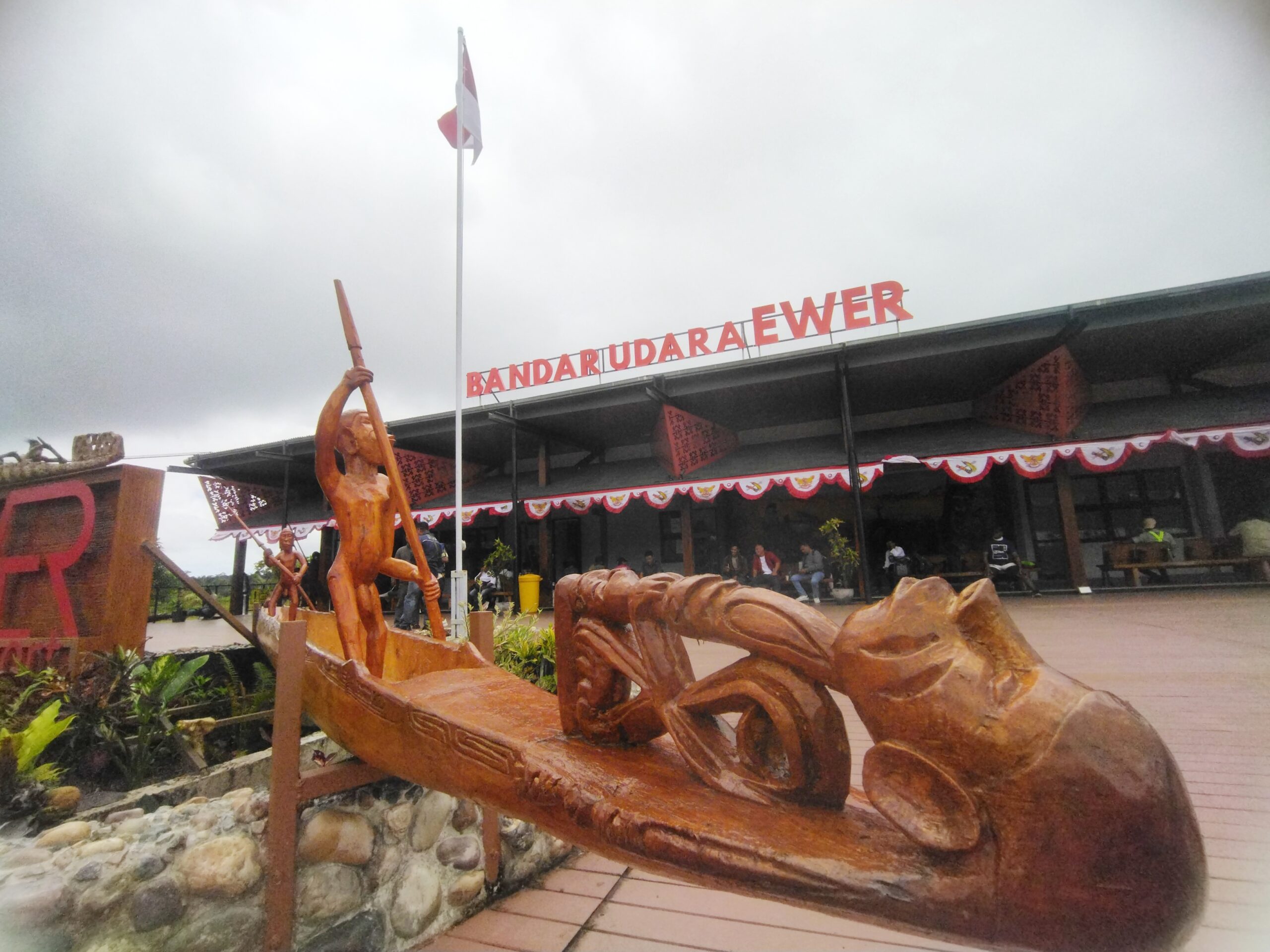 Ornamen ukiran khas Asmat di depan Terminal Bandara Ewer Asmat. Foto : TN/EYE